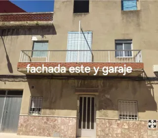 Casa con garaje y terraza en Anna
