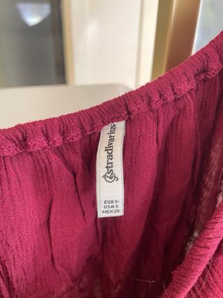Blusa roja sin hombros con volantes