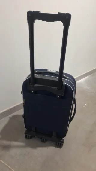 Maleta de cabina azul marino con ruedas y candado