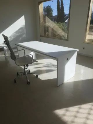 Mesa de oficina blanca