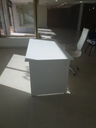 Mesa de oficina blanca