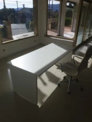 Mesa de oficina blanca