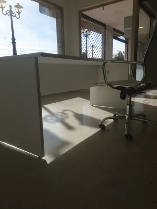 Mesa de oficina blanca