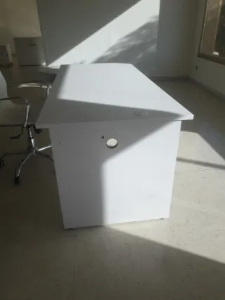 Mesa de oficina blanca