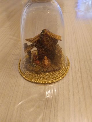 Campana con presepe dorato