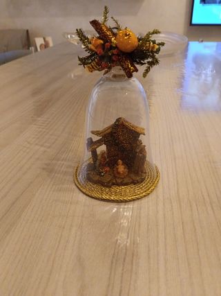 Campana con presepe dorato