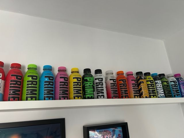 Botellas de Bebida Prime. 33 botellas vacías.