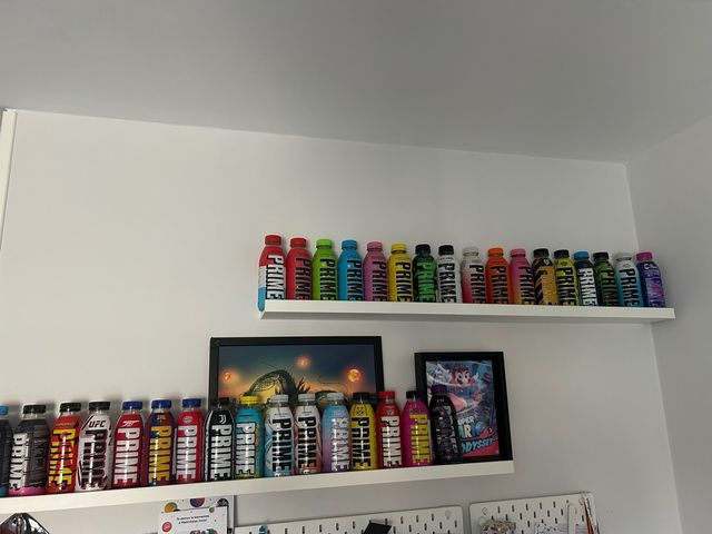 Botellas de Bebida Prime. 33 botellas vacías.