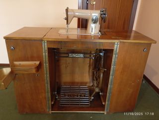 Máquina de coser Singer con mueble