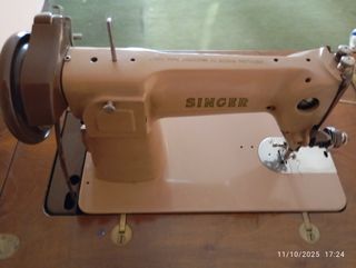 Máquina de coser Singer con mueble