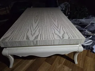 Mesa de centro blanca con diseño de madera