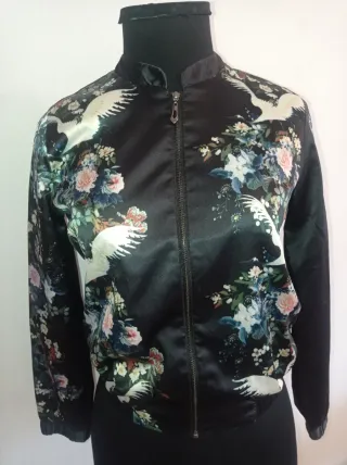 Chaqueta corta de raso con estampado