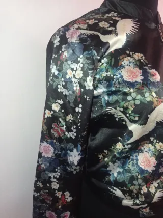 Chaqueta corta de raso con estampado