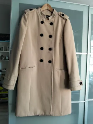 Abrigo cruzado beige claro nuevo