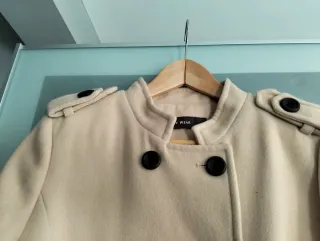 Abrigo cruzado beige claro nuevo