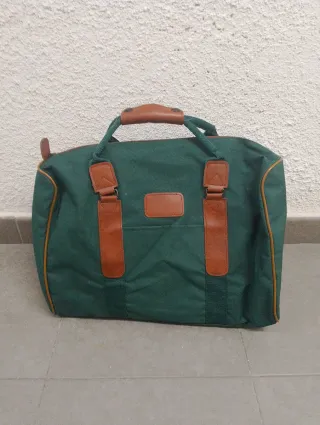 Maleta de viaje verde y marrón