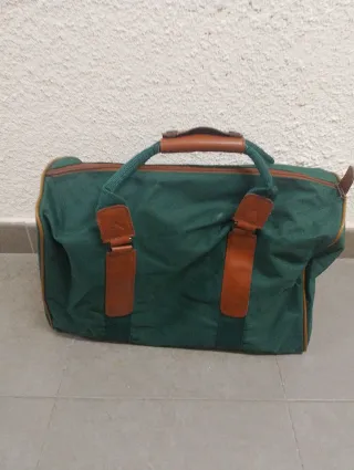 Maleta de viaje verde y marrón