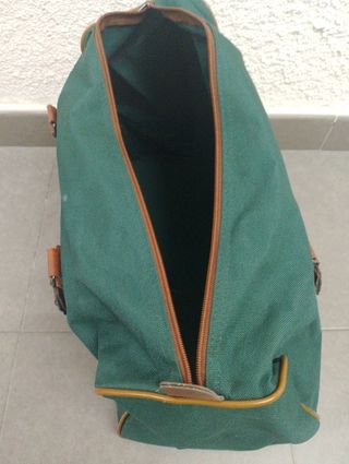 Maleta de viaje verde y marrón