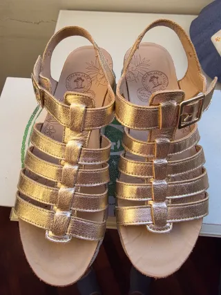 Sandalias Panama Jack doradas talla 39