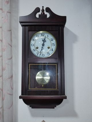 Orologio da parete antico con corde e campane
