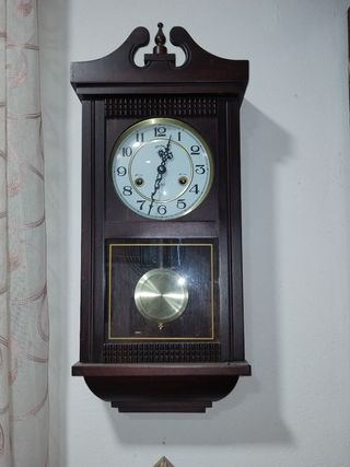 Orologio da parete antico con corde e campane