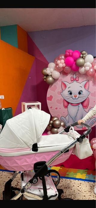 Carro de bebé rosa y blanco