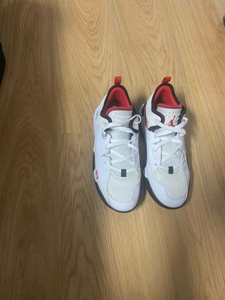 Zapatillas Jordan Blancas y Rojas
