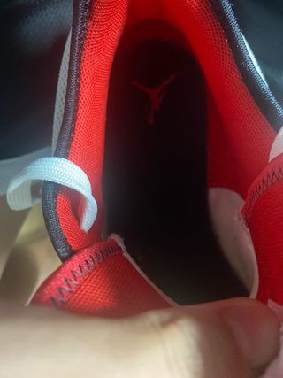 Zapatillas Jordan Blancas y Rojas