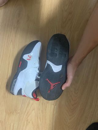 Zapatillas Jordan Blancas y Rojas
