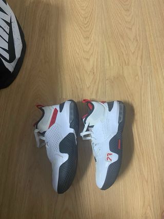 Zapatillas Jordan Blancas y Rojas