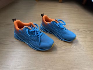 Zapatillas deportivas azules y naranjas