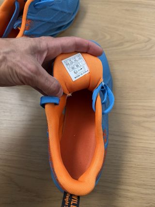 Zapatillas deportivas azules y naranjas