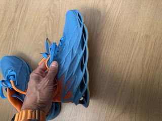 Zapatillas deportivas azules y naranjas