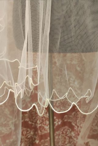 Velo de Novia Blanco con Borde Ondulado