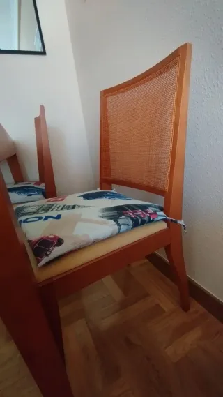 Mesa de comedor extensible con sillas.