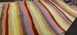 Due grandi tappeti a righe multicolori.