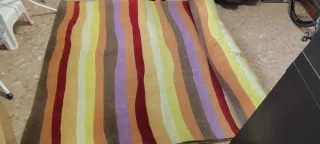 Due grandi tappeti a righe multicolori.