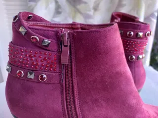 Botas Belles color burdeos.