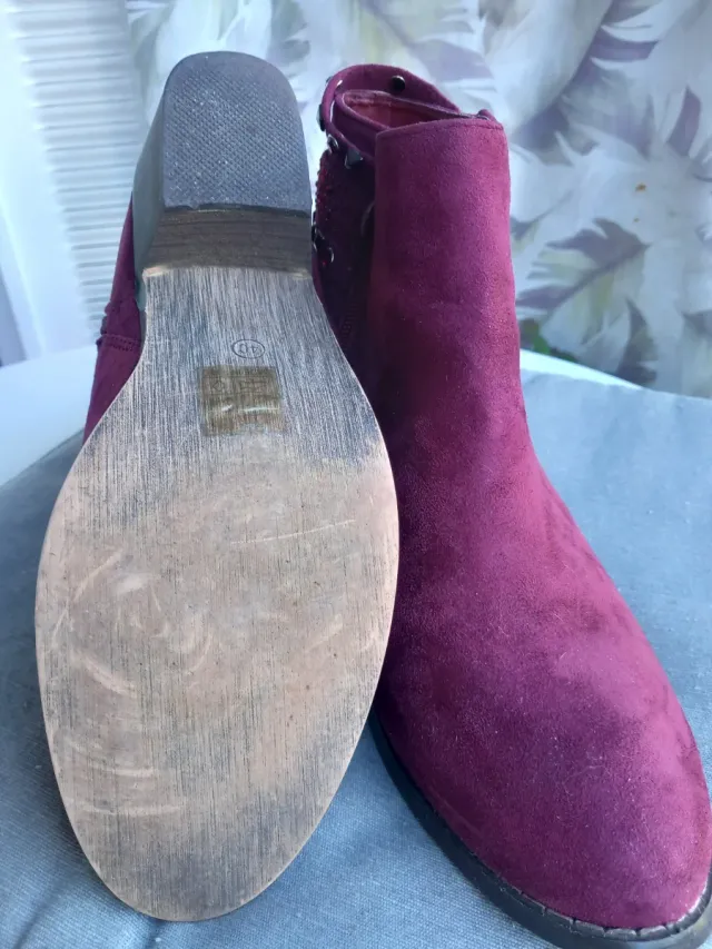 Botas Belles color burdeos.