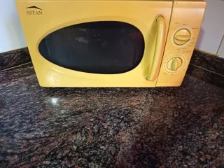 Microondas Amarillo ASTAN