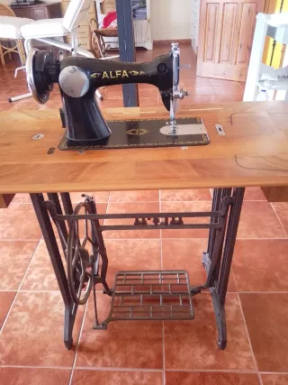 Máquina de coser antigua Alfa