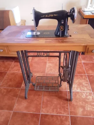 Máquina de coser antigua Alfa