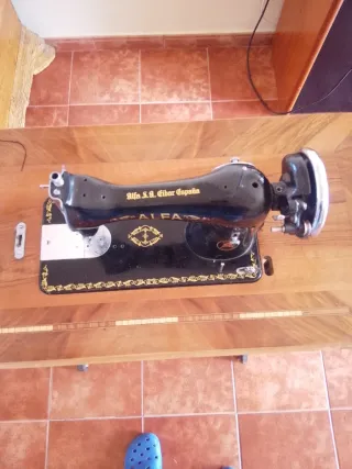 Máquina de coser antigua Alfa
