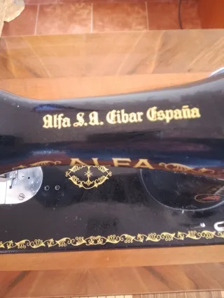 Máquina de coser antigua Alfa