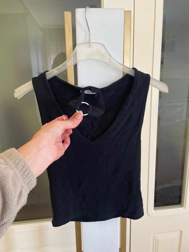 Top negro con detalle de aro