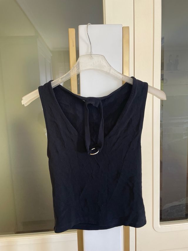 Top negro con detalle de aro