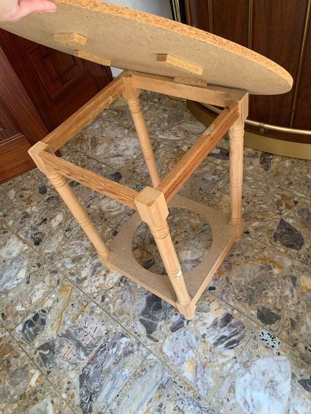 Mesa redonda de madera y corcho