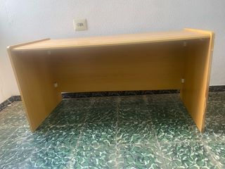 Escritorio de madera beige