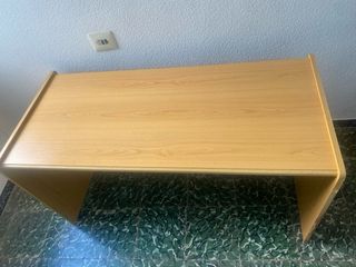 Escritorio de madera beige