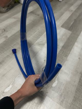 Tubo azul con conector